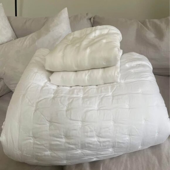 Pottery Barn TENCEL™ White Quilt Set. 2 Standard Shams - Picture 1 of 5